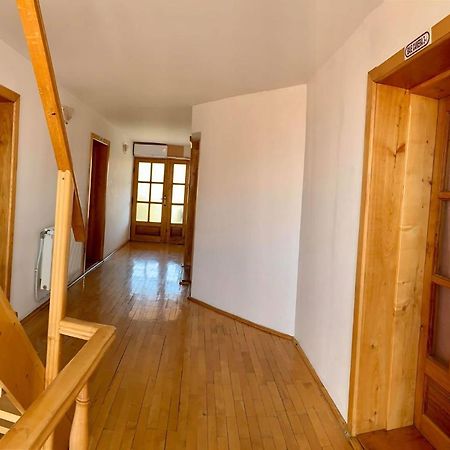 Casa Debora Hotel Hateg Bagian luar foto